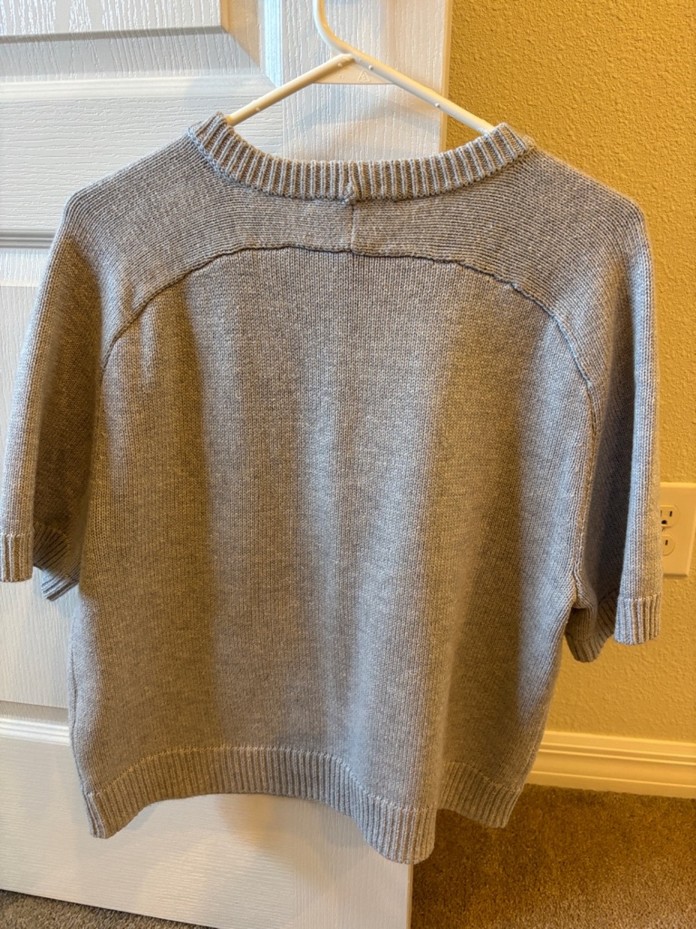 Abercrombie & Fitch Light Gray Short-Sleeve Crewneck Madison Sweater M - Picture 2 of 2